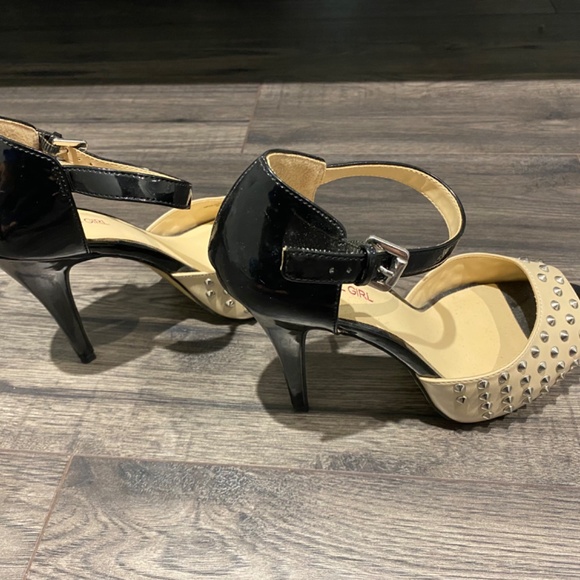 Size 6 Heels - Picture 4 of 4